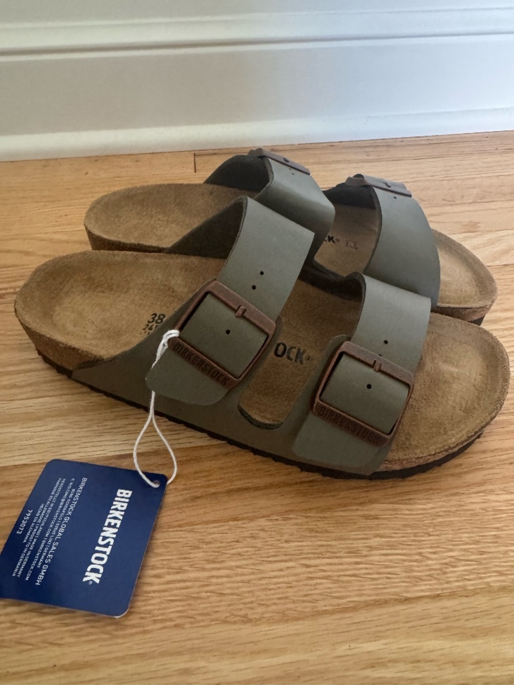 NWT Birkenstock Arizona Sandal, Size 7 Narrow